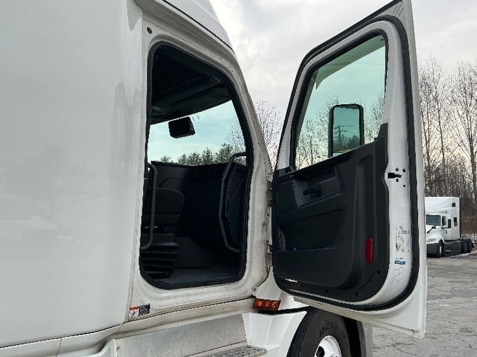 Sleeper Tractor-Heavy Duty Tractors-Freightliner-2023-T12664ST-Asheville-NC-700,393\n\t\tmiles-$ 53,500 - Image 13