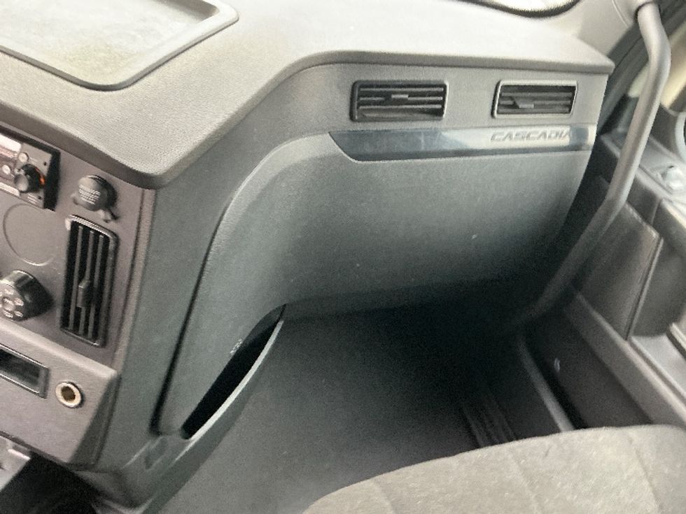 Sleeper Tractor-Heavy Duty Tractors-Freightliner-2023-T12664ST-Asheville-NC-700,393\n\t\tmiles-$ 53,500 - Image 14