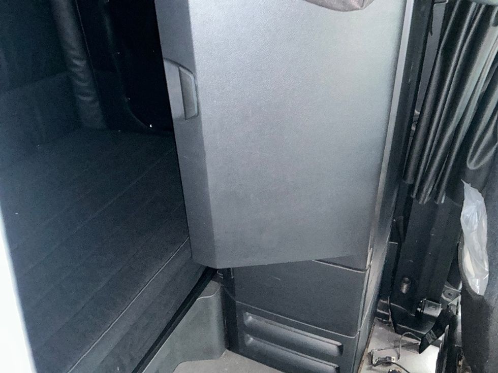 Sleeper Tractor-Heavy Duty Tractors-Freightliner-2023-T12664ST-Asheville-NC-700,393\n\t\tmiles-$ 53,500 - Image 18