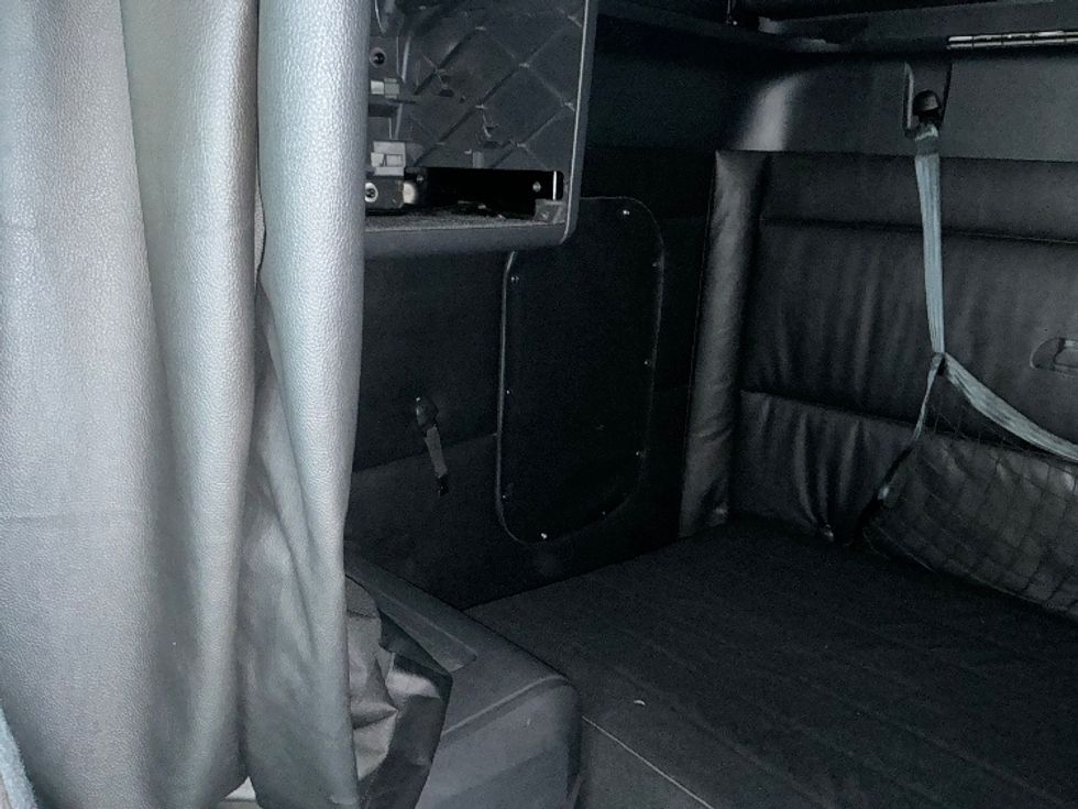 Sleeper Tractor-Heavy Duty Tractors-Freightliner-2023-T12664ST-Asheville-NC-700,393\n\t\tmiles-$ 53,500 - Image 19