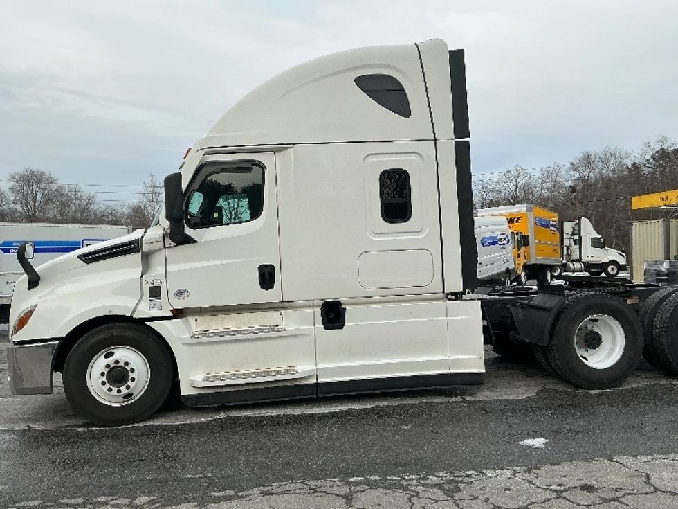 Sleeper Tractor-Heavy Duty Tractors-Freightliner-2023-T12664ST-Asheville-NC-700,393\n\t\tmiles-$ 53,500 - Image 4