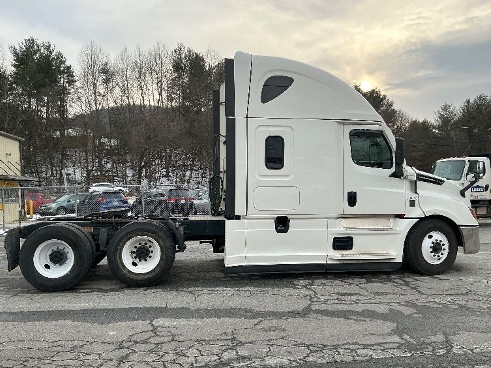 Sleeper Tractor-Heavy Duty Tractors-Freightliner-2023-T12664ST-Asheville-NC-700,393\n\t\tmiles-$ 53,500 - Image 8