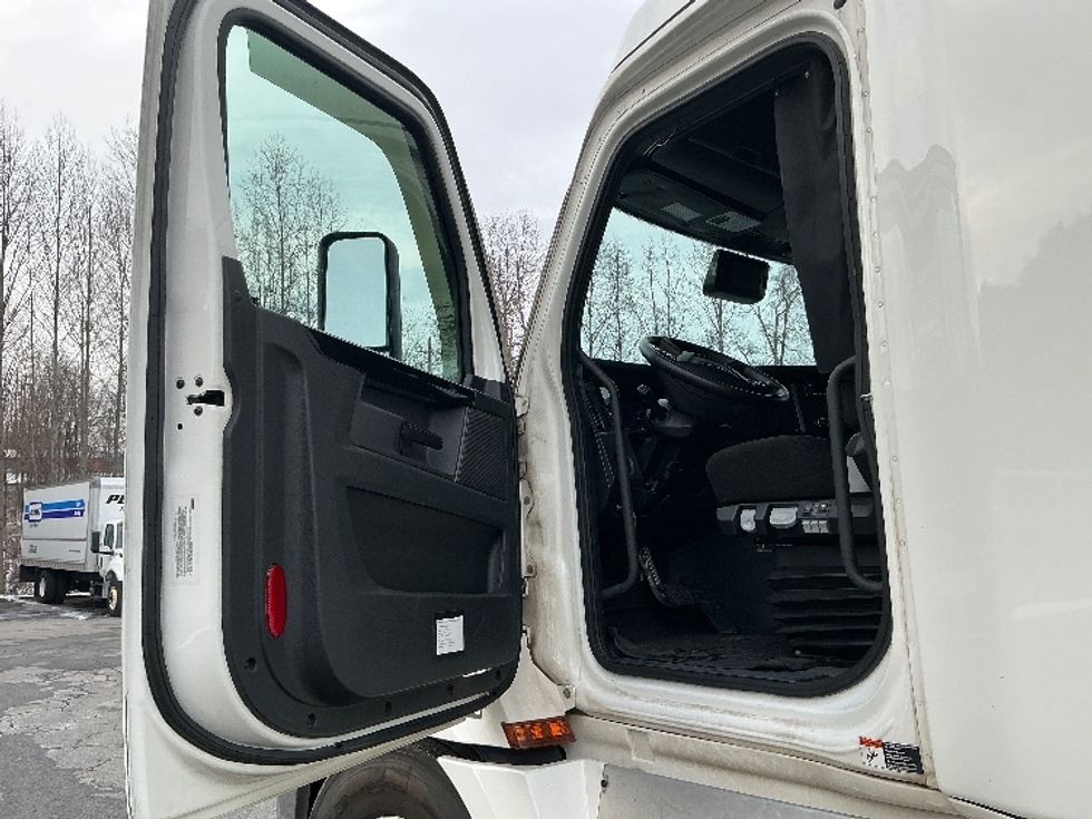 Sleeper Tractor-Heavy Duty Tractors-Freightliner-2023-T12664ST-Asheville-NC-700,393\n\t\tmiles-$ 53,500 - Image 9