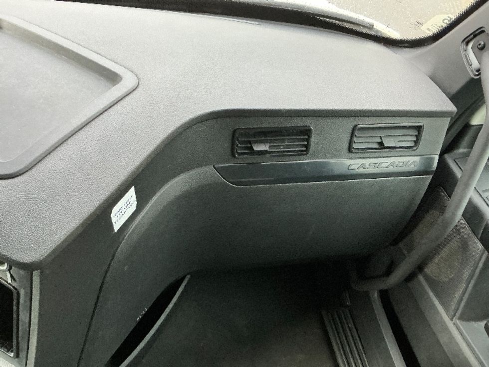 Sleeper Tractor-Heavy Duty Tractors-Freightliner-2023-T12664ST-Asheville-NC-701,246\n\t\tmiles-$ 53,500 - Image 13