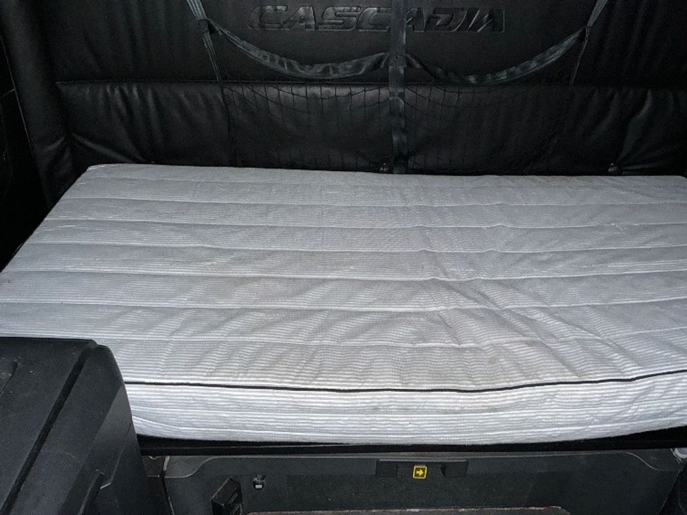 Sleeper Tractor-Heavy Duty Tractors-Freightliner-2023-T12664ST-Asheville-NC-701,246\n\t\tmiles-$ 53,500 - Image 15