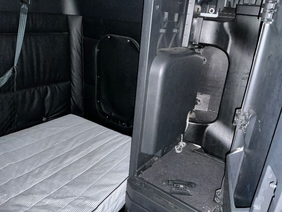 Sleeper Tractor-Heavy Duty Tractors-Freightliner-2023-T12664ST-Asheville-NC-701,246\n\t\tmiles-$ 53,500 - Image 17