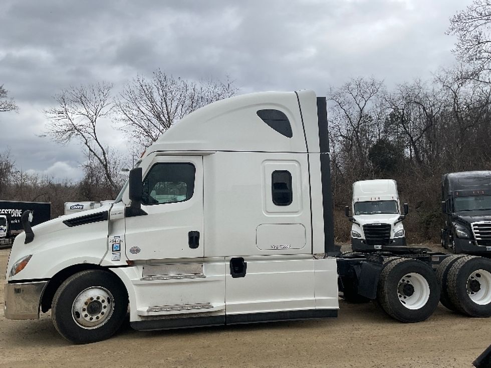 Sleeper Tractor-Heavy Duty Tractors-Freightliner-2023-T12664ST-Asheville-NC-701,246\n\t\tmiles-$ 53,500 - Image 4