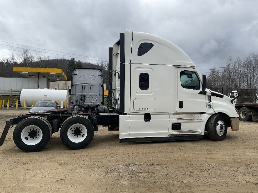 Sleeper Tractor-Heavy Duty Tractors-Freightliner-2023-T12664ST-Asheville-NC-701,246\n\t\tmiles-$ 53,500 - Image 8