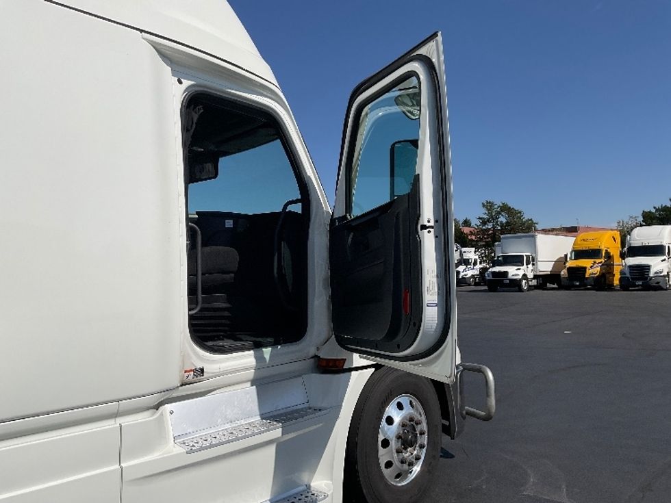 Sleeper Tractor-Heavy Duty Tractors-Freightliner-2023-T12664ST-Aurora-CO-803,222\n\t\tmiles-$ 55,000 - Image 13