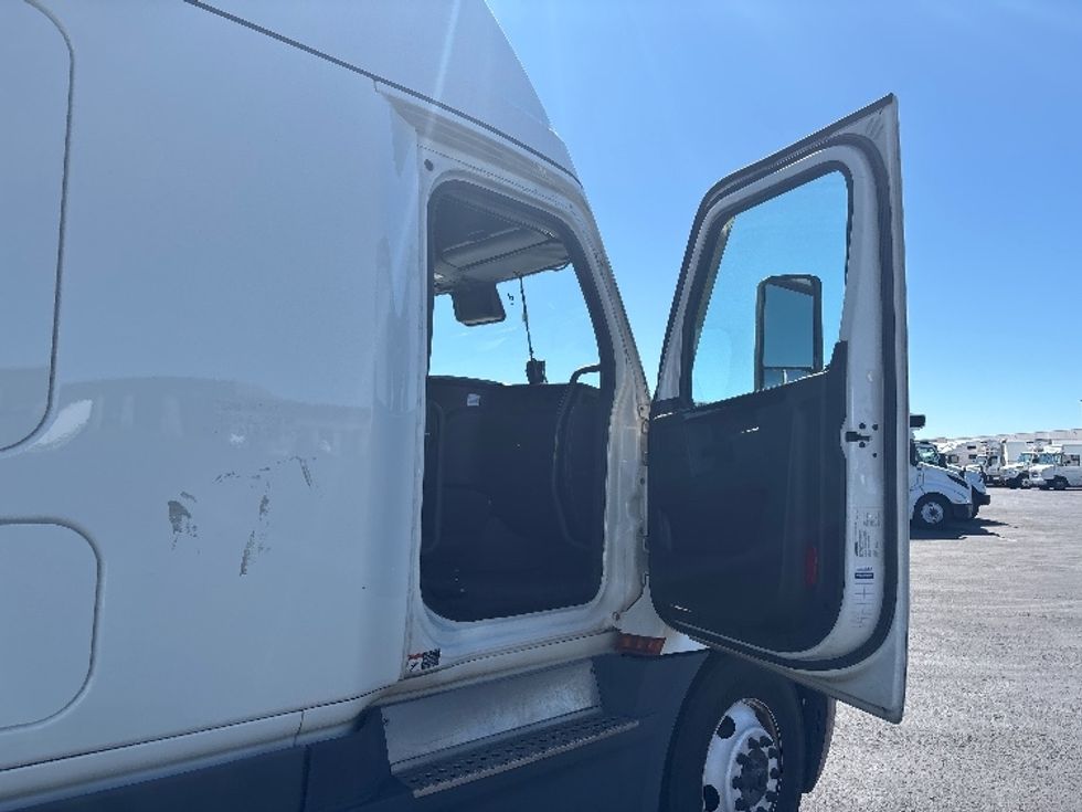 Sleeper Tractor-Heavy Duty Tractors-Freightliner-2023-T12664ST-Aurora-CO-836,529\n\t\tmiles-$ 52,000 - Image 13