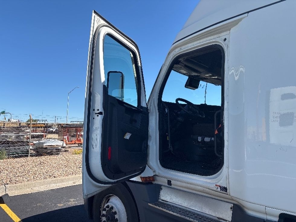 Sleeper Tractor-Heavy Duty Tractors-Freightliner-2023-T12664ST-Aurora-CO-836,529\n\t\tmiles-$ 52,000 - Image 9