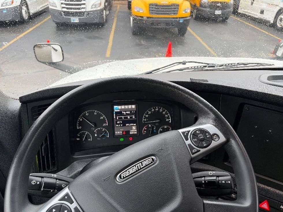 Sleeper Tractor-Heavy Duty Tractors-Freightliner-2023-T12664ST-Austin-TX-292,096\n\t\tmiles-$ 97,500 - Image 11