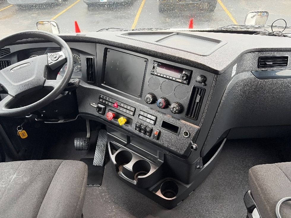 Sleeper Tractor-Heavy Duty Tractors-Freightliner-2023-T12664ST-Austin-TX-292,096\n\t\tmiles-$ 97,500 - Image 12