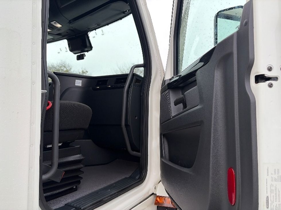 Sleeper Tractor-Heavy Duty Tractors-Freightliner-2023-T12664ST-Austin-TX-292,096\n\t\tmiles-$ 97,500 - Image 13