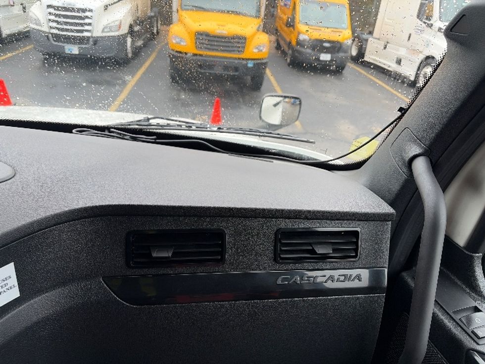 Sleeper Tractor-Heavy Duty Tractors-Freightliner-2023-T12664ST-Austin-TX-292,096\n\t\tmiles-$ 97,500 - Image 14