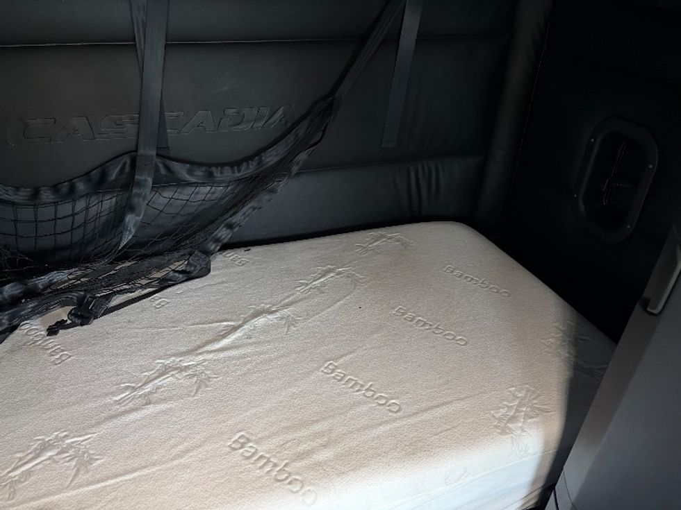 Sleeper Tractor-Heavy Duty Tractors-Freightliner-2023-T12664ST-Austin-TX-292,096\n\t\tmiles-$ 97,500 - Image 17