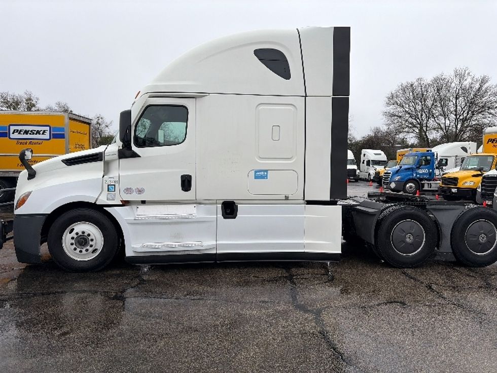 Sleeper Tractor-Heavy Duty Tractors-Freightliner-2023-T12664ST-Austin-TX-292,096\n\t\tmiles-$ 97,500 - Image 4