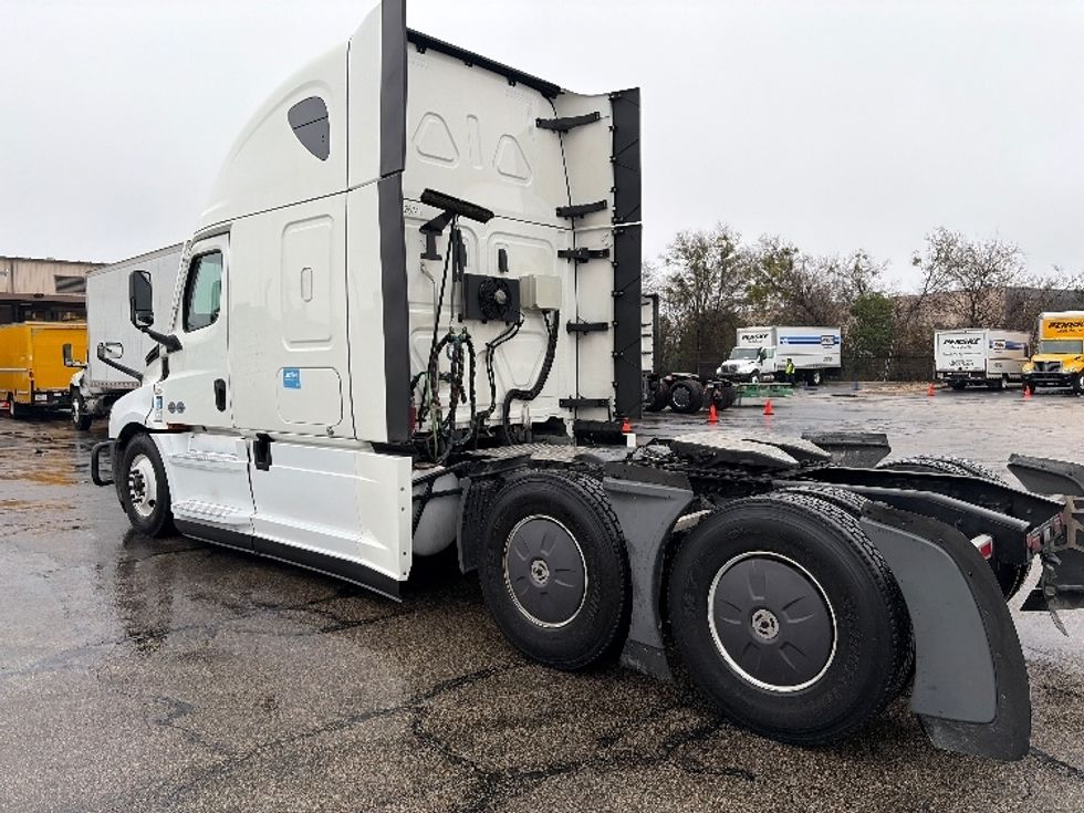 Sleeper Tractor-Heavy Duty Tractors-Freightliner-2023-T12664ST-Austin-TX-292,096\n\t\tmiles-$ 97,500 - Image 5
