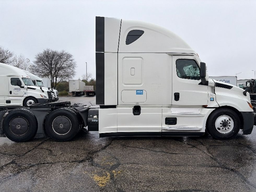 Sleeper Tractor-Heavy Duty Tractors-Freightliner-2023-T12664ST-Austin-TX-292,096\n\t\tmiles-$ 97,500 - Image 8