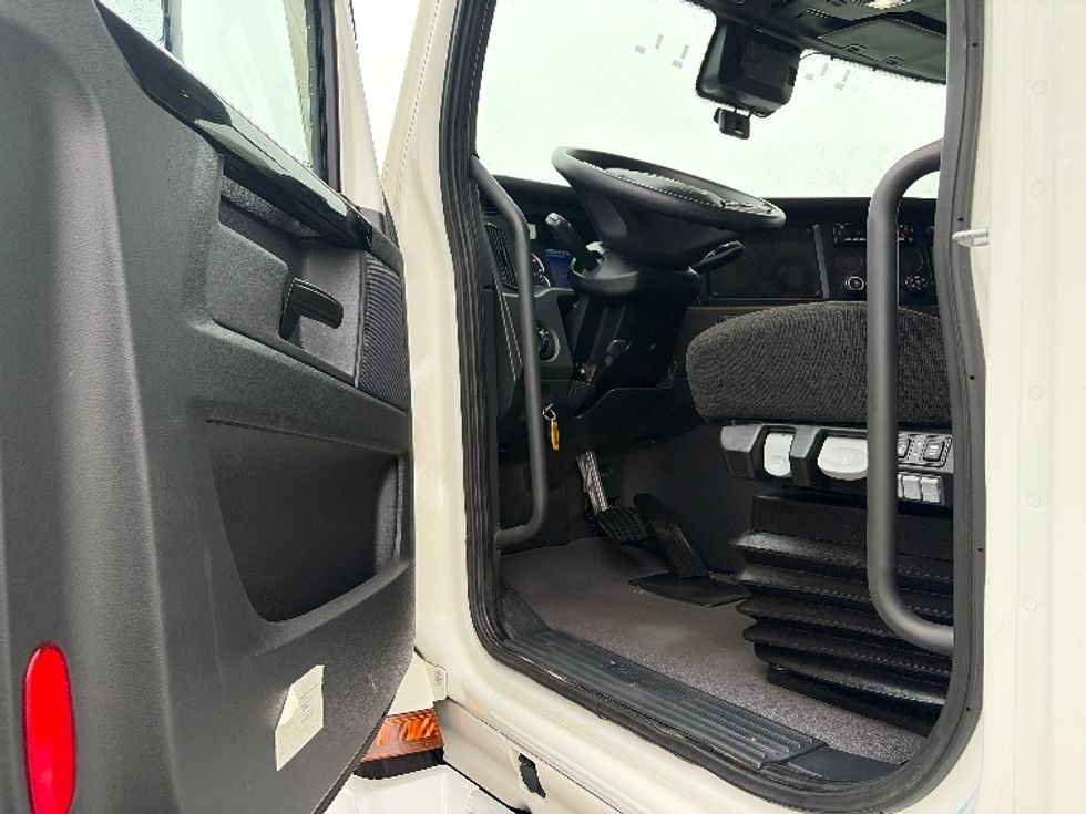 Sleeper Tractor-Heavy Duty Tractors-Freightliner-2023-T12664ST-Austin-TX-292,096\n\t\tmiles-$ 97,500 - Image 9