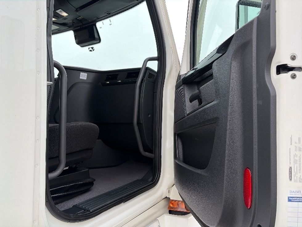 Sleeper Tractor-Heavy Duty Tractors-Freightliner-2023-T12664ST-Austin-TX-310,794\n\t\tmiles-$ 95,750 - Image 13