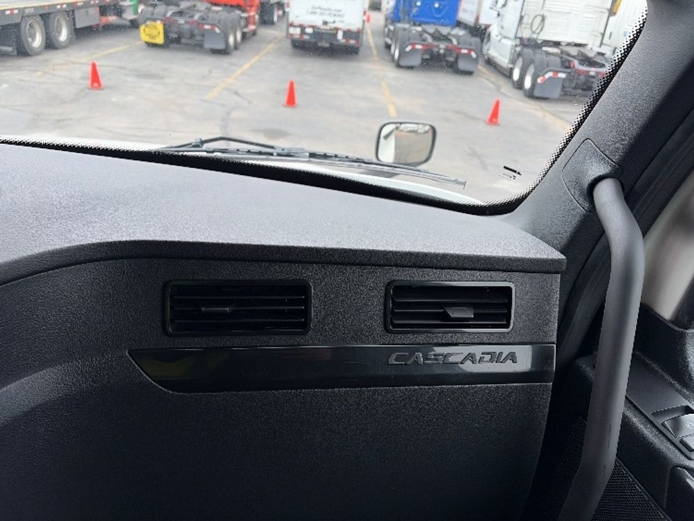 Sleeper Tractor-Heavy Duty Tractors-Freightliner-2023-T12664ST-Austin-TX-310,794\n\t\tmiles-$ 95,750 - Image 14