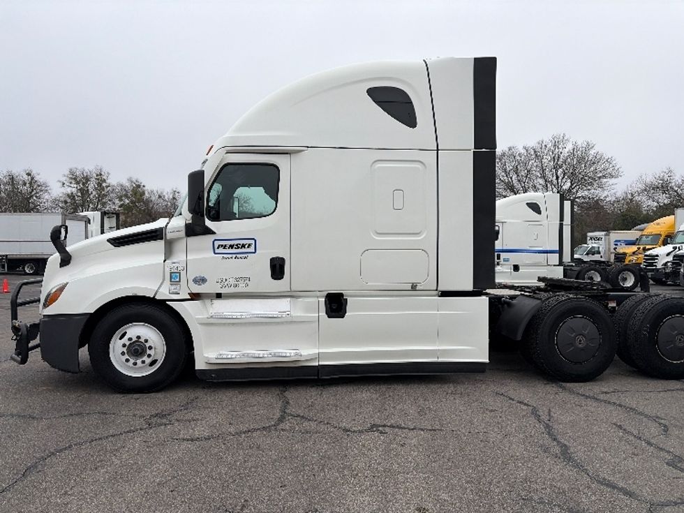 Sleeper Tractor-Heavy Duty Tractors-Freightliner-2023-T12664ST-Austin-TX-310,794\n\t\tmiles-$ 95,750 - Image 4