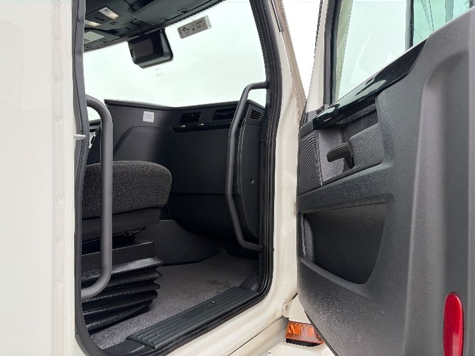 Sleeper Tractor-Heavy Duty Tractors-Freightliner-2023-T12664ST-Austin-TX-320,140\n\t\tmiles-$ 95,000 - Image 13