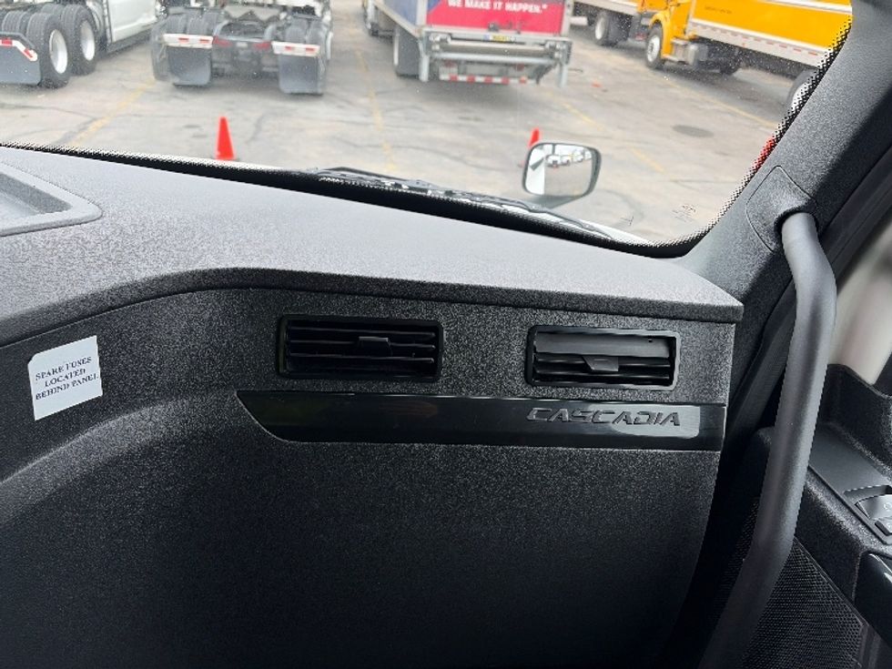 Sleeper Tractor-Heavy Duty Tractors-Freightliner-2023-T12664ST-Austin-TX-320,140\n\t\tmiles-$ 95,000 - Image 14