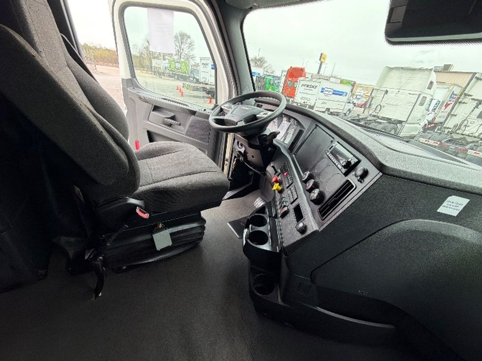 Sleeper Tractor-Heavy Duty Tractors-Freightliner-2023-T12664ST-Austin-TX-320,140\n\t\tmiles-$ 95,000 - Image 15