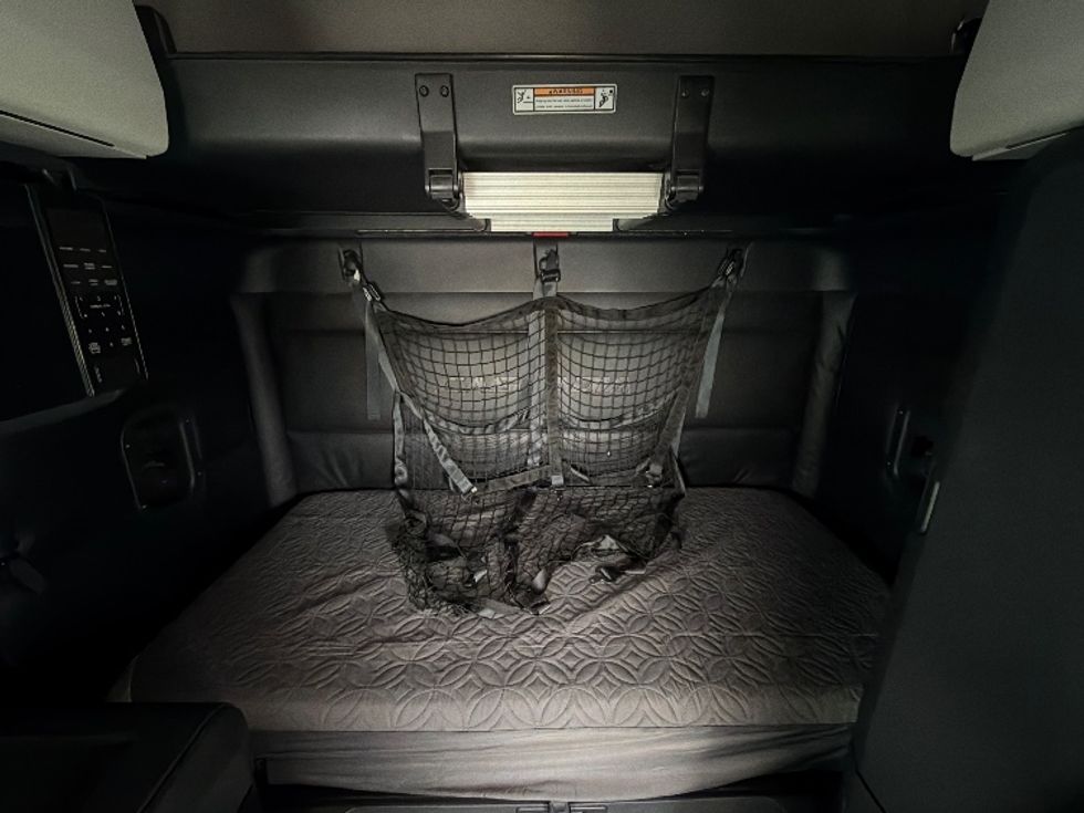 Sleeper Tractor-Heavy Duty Tractors-Freightliner-2023-T12664ST-Austin-TX-320,140\n\t\tmiles-$ 95,000 - Image 16