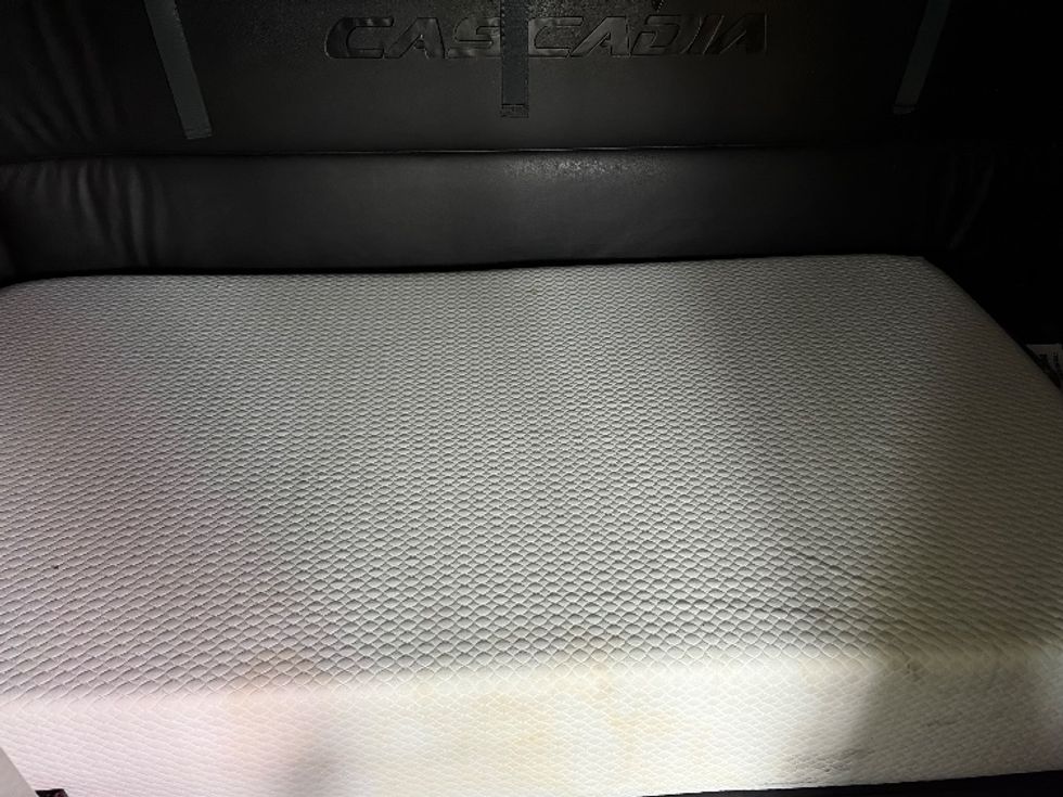 Sleeper Tractor-Heavy Duty Tractors-Freightliner-2023-T12664ST-Austin-TX-320,140\n\t\tmiles-$ 95,000 - Image 17