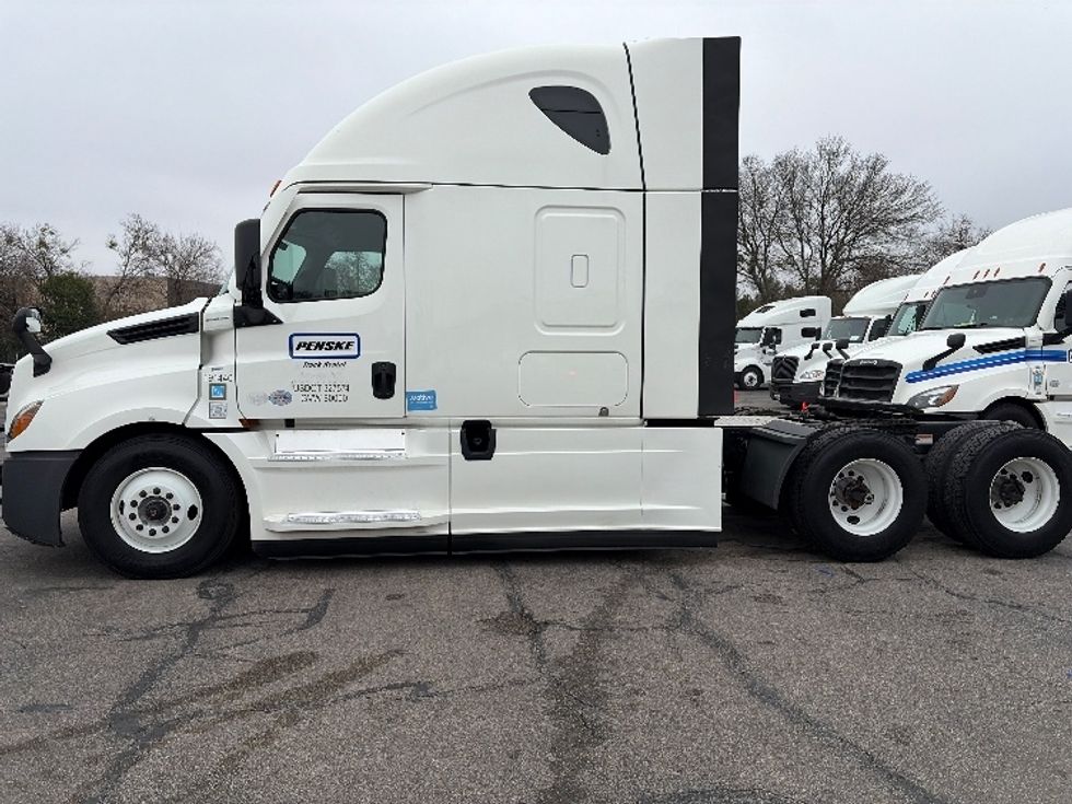 Sleeper Tractor-Heavy Duty Tractors-Freightliner-2023-T12664ST-Austin-TX-320,140\n\t\tmiles-$ 95,000 - Image 4