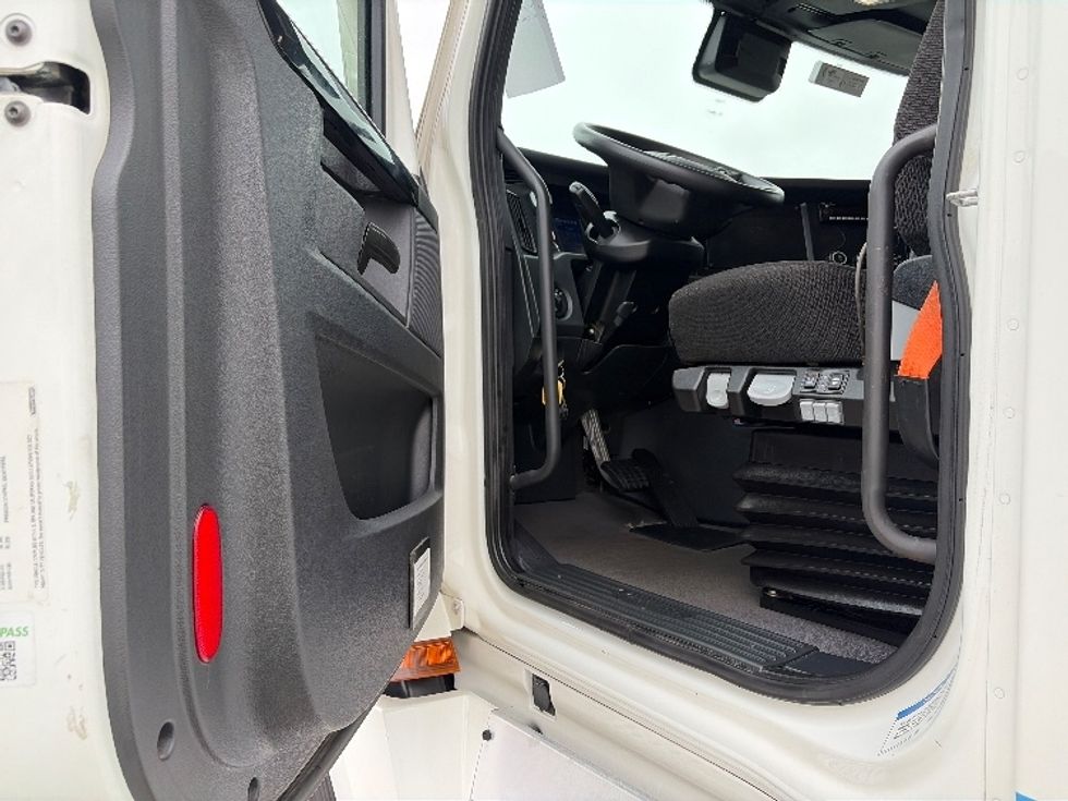 Sleeper Tractor-Heavy Duty Tractors-Freightliner-2023-T12664ST-Austin-TX-320,140\n\t\tmiles-$ 95,000 - Image 9