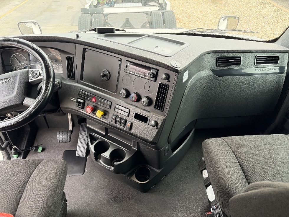 Sleeper Tractor-Heavy Duty Tractors-Freightliner-2023-T12664ST-Austin-TX-389,444\n\t\tmiles-$ 88,000 - Image 12