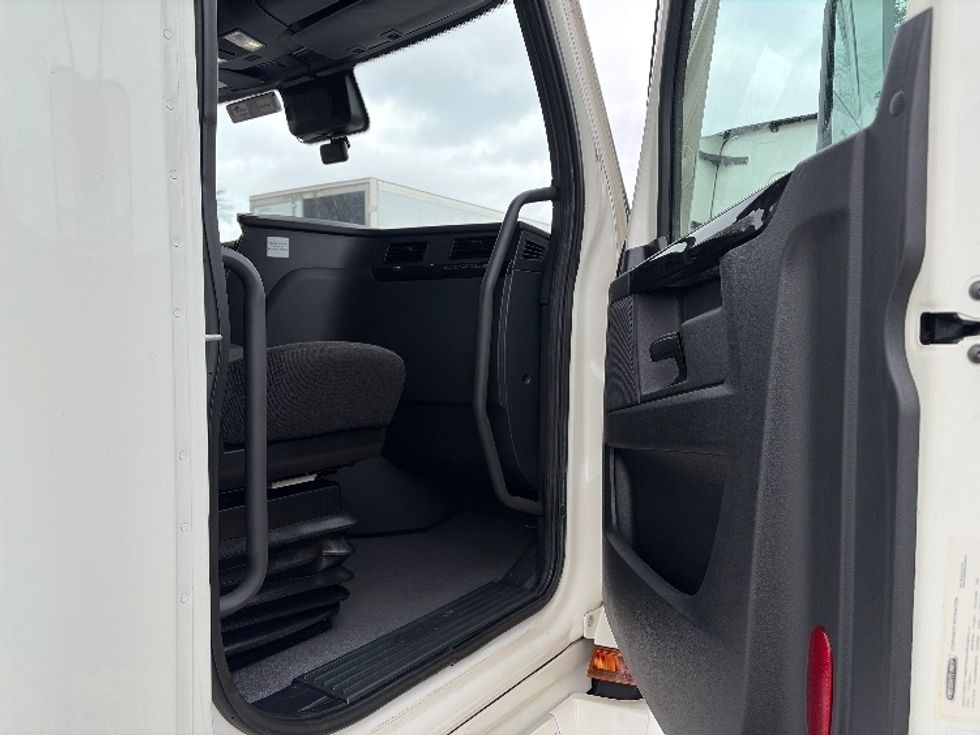 Sleeper Tractor-Heavy Duty Tractors-Freightliner-2023-T12664ST-Austin-TX-389,444\n\t\tmiles-$ 88,000 - Image 13