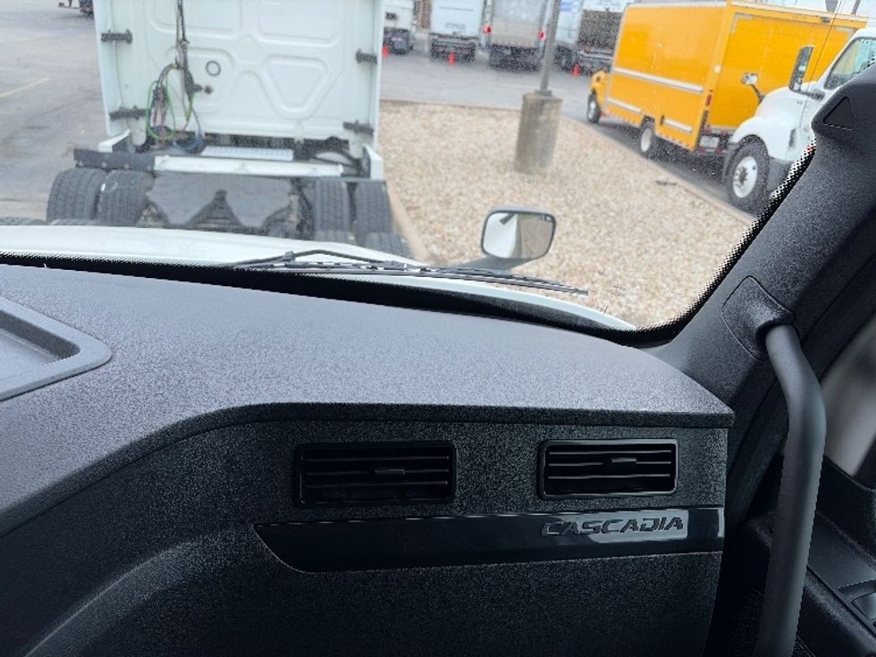 Sleeper Tractor-Heavy Duty Tractors-Freightliner-2023-T12664ST-Austin-TX-389,444\n\t\tmiles-$ 88,000 - Image 14