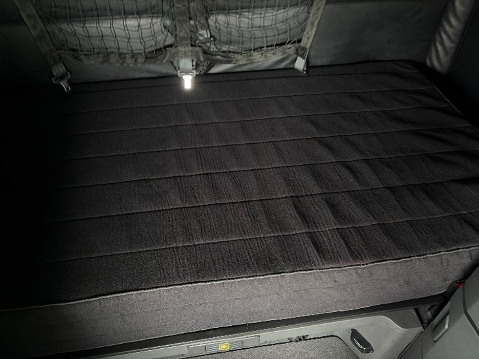 Sleeper Tractor-Heavy Duty Tractors-Freightliner-2023-T12664ST-Austin-TX-389,444\n\t\tmiles-$ 88,000 - Image 17