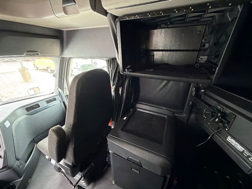 Sleeper Tractor-Heavy Duty Tractors-Freightliner-2023-T12664ST-Austin-TX-389,444\n\t\tmiles-$ 88,000 - Image 19