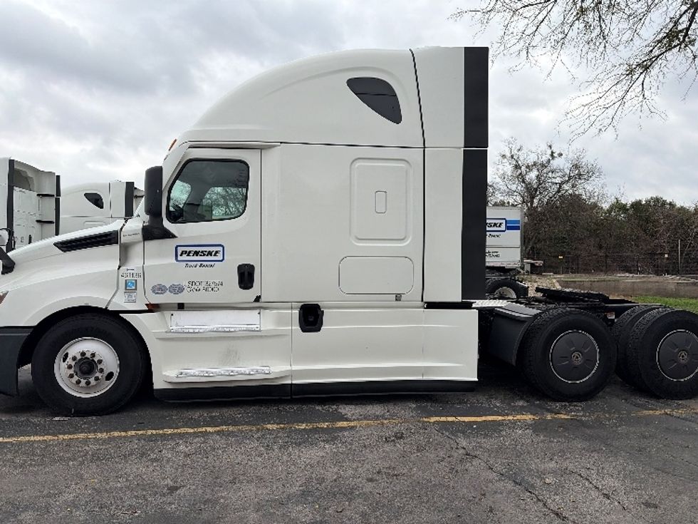 Sleeper Tractor-Heavy Duty Tractors-Freightliner-2023-T12664ST-Austin-TX-389,444\n\t\tmiles-$ 88,000 - Image 4