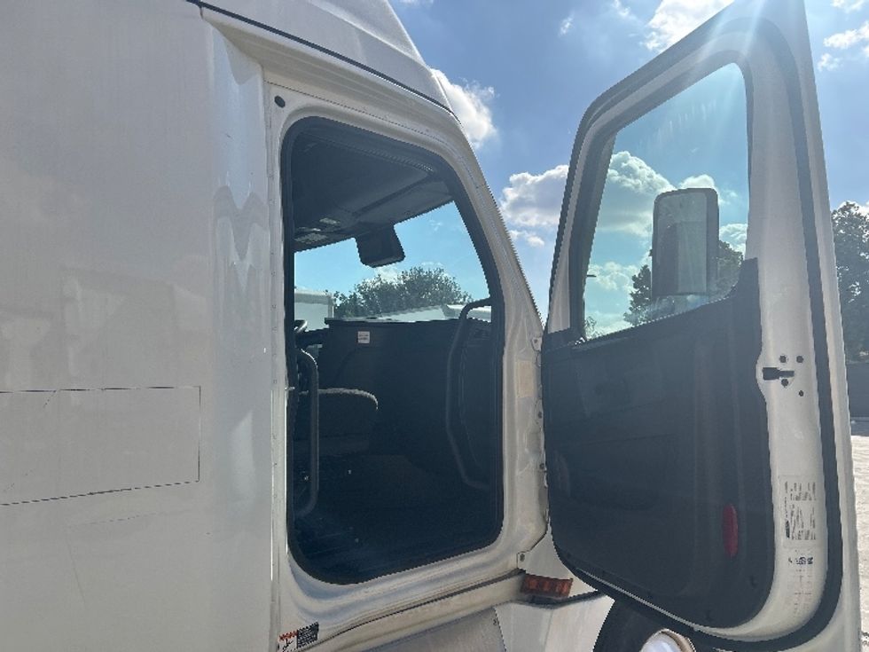 Sleeper Tractor-Heavy Duty Tractors-Freightliner-2023-T12664ST-Bakersfield-CA-562,366\n\t\tmiles-$ 74,250 - Image 13