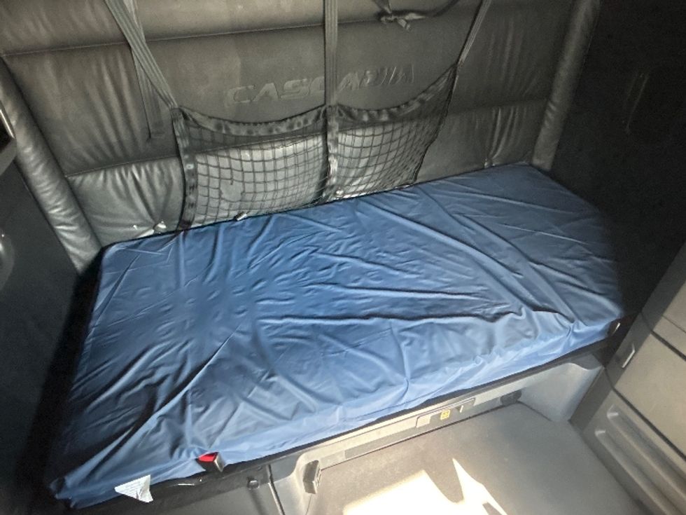 Sleeper Tractor-Heavy Duty Tractors-Freightliner-2023-T12664ST-Bakersfield-CA-562,366\n\t\tmiles-$ 74,250 - Image 17