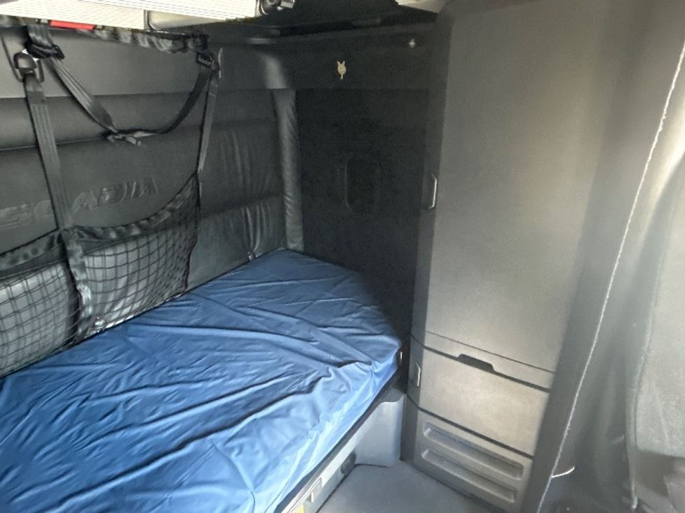 Sleeper Tractor-Heavy Duty Tractors-Freightliner-2023-T12664ST-Bakersfield-CA-562,366\n\t\tmiles-$ 74,250 - Image 18