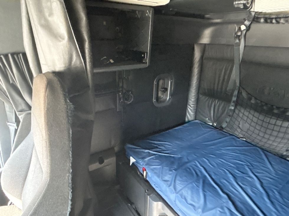 Sleeper Tractor-Heavy Duty Tractors-Freightliner-2023-T12664ST-Bakersfield-CA-562,366\n\t\tmiles-$ 74,250 - Image 19