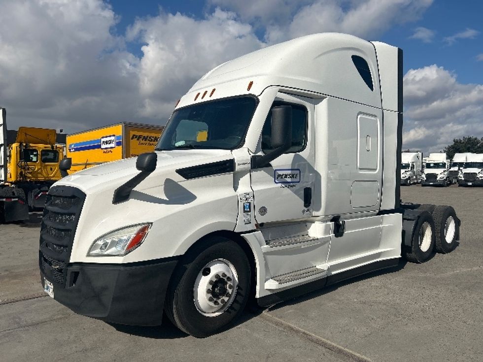 Sleeper Tractor-Heavy Duty Tractors-Freightliner-2023-T12664ST-Bakersfield-CA-562,366\n\t\tmiles-$ 74,250 - Image 3