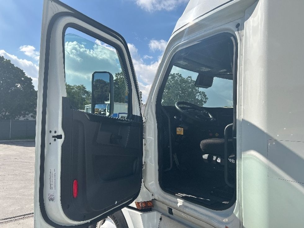 Sleeper Tractor-Heavy Duty Tractors-Freightliner-2023-T12664ST-Bakersfield-CA-562,366\n\t\tmiles-$ 74,250 - Image 9