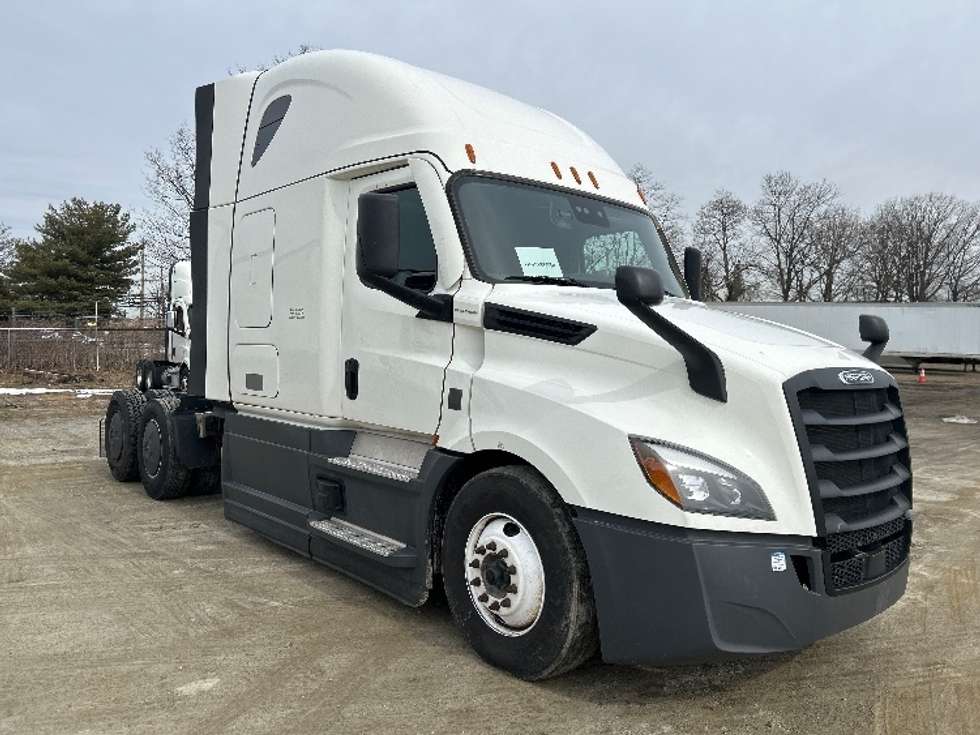 Sleeper Tractor-Heavy Duty Tractors-Freightliner-2023-T12664ST-Bensalem-PA-686,123
miles-$ 52,750