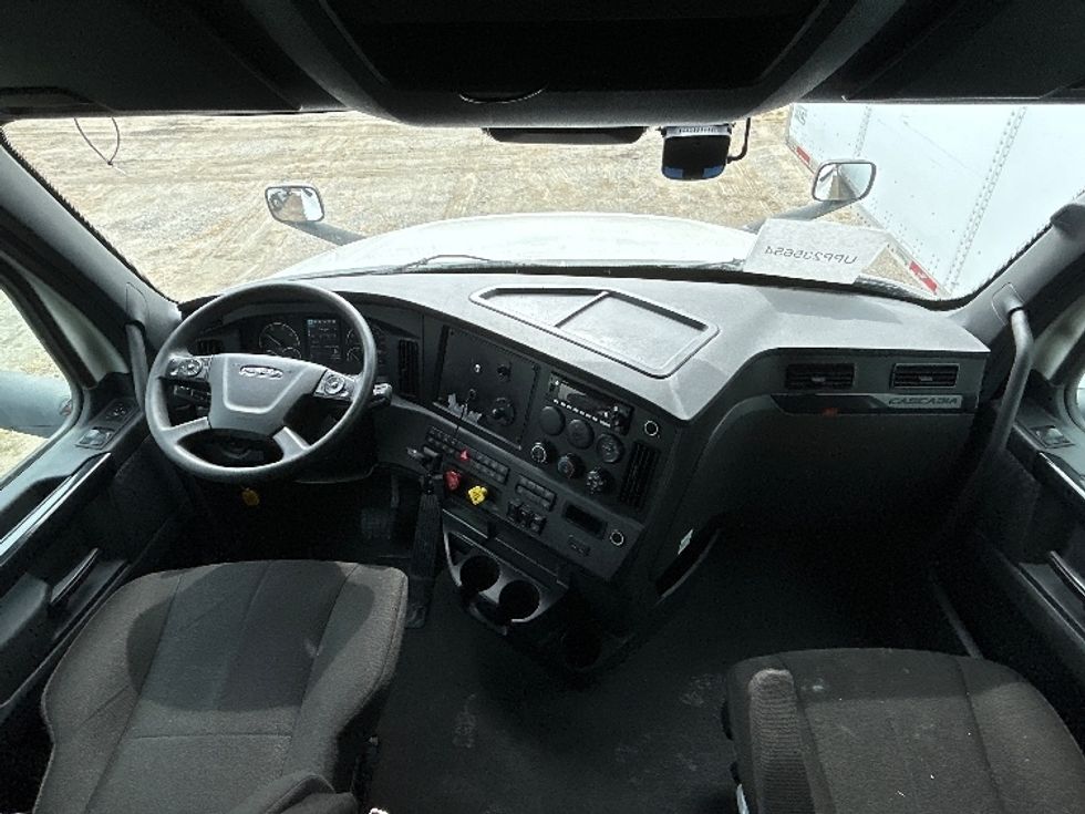 Sleeper Tractor-Heavy Duty Tractors-Freightliner-2023-T12664ST-Bensalem-PA-686,123\n\t\tmiles-$ 52,750 - Image 12