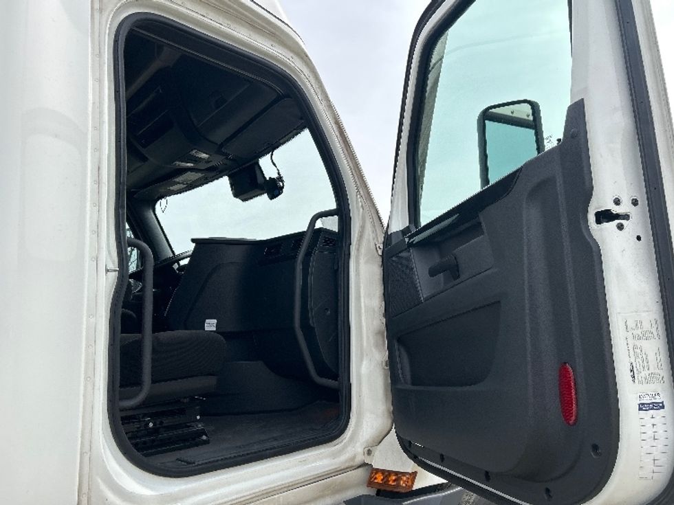 Sleeper Tractor-Heavy Duty Tractors-Freightliner-2023-T12664ST-Bensalem-PA-686,123\n\t\tmiles-$ 52,750 - Image 13