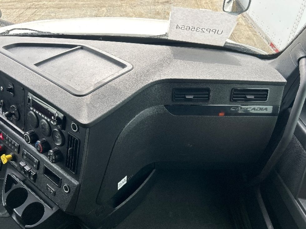 Sleeper Tractor-Heavy Duty Tractors-Freightliner-2023-T12664ST-Bensalem-PA-686,123\n\t\tmiles-$ 52,750 - Image 14